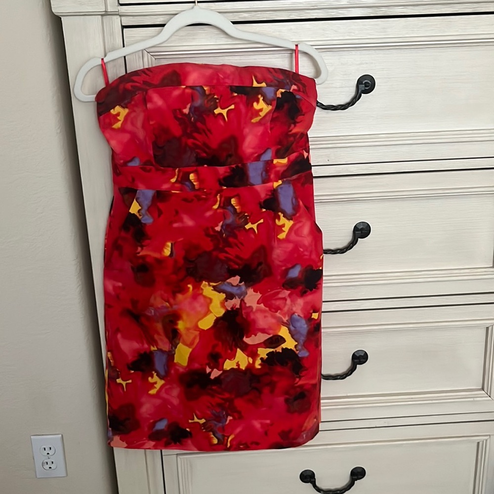Size 8 New York & Company Red Abstract Print strapless dress EUC